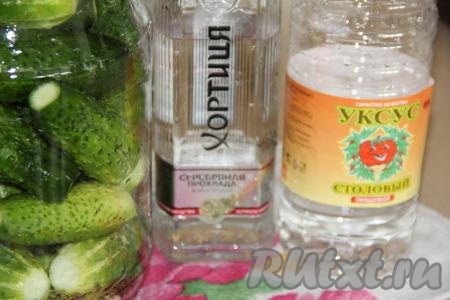 Как только соль растворится, снять кастрюлю с огня и влить уксус и водку, перемешать. Любой маринад с добавлением водки позволяет в результате получить хрустящие огурчики и, конечно, водка - это антисептик, а значит банки с такими огурцами не взорвутся и не забродят.