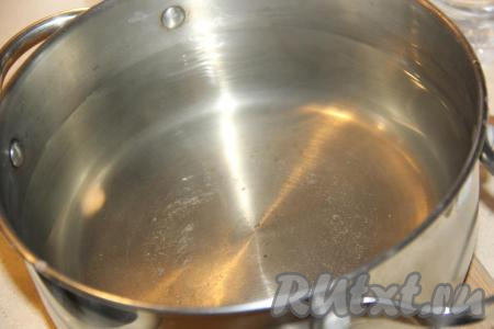 Поставить кастрюлю на огонь и довести воду до кипения.