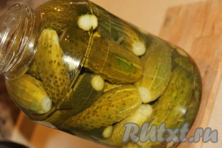 Банку прикрыть блюдцем и оставить на кухонном столе на 12 часов.