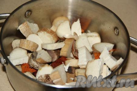 Грибы для маринования лучше использовать небольшие, ещё хорошо подходят одни ножки (без шляпок). Очистить лесные грибы от веток и листиков, тщательно промыть. Нарезать ножки кружочками, шляпки можно разрезать на 2-4 части. Выложить подготовленные грибы в кастрюлю.