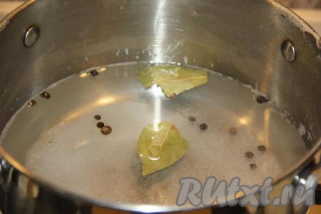 Затем отваренные лесные грибы выложить в дуршлаг, чтобы стекла лишняя вода. Ещё раз залить грибочки холодной водой, отправить на огонь, с момента закипания проварить минут 5 и снова откинуть на дуршлаг. Теперь приготовим маринад, для этого в кастрюлю нужно влить 500 мл чистой воды, добавить соль, лавровые листики,&nbsp;горошинки перца и сахар, поставить на огонь, довести до кипения, влить уксус.