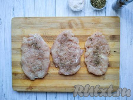 Посолить каждый отбитый кусочек мяса, посыпать специями по вкусу (я посыпала "Итальянскими травами").