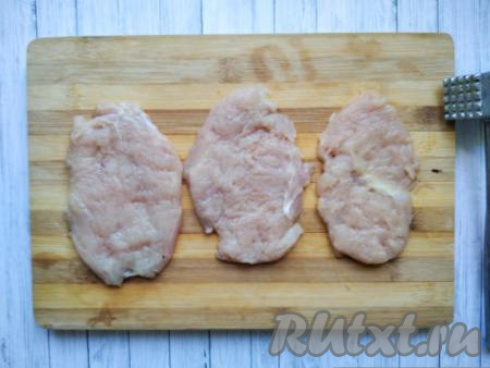 Куриное филе вымыть. Филе разрезать вдоль, в результате получатся ломти мяса (у меня получилось 4 штуки). Каждый ломтик мяса слегка отбить кухонным молотком.