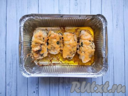 Нежные и сочные куриные рулетики с начинкой из сыра с морковью готовы.