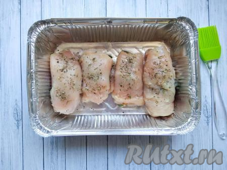 Скрутить каждое куриное филе в виде рулета с начинкой из моркови, сыра и зелени. Выложить 4 получившихся рулетика в форму для запекания, смазанную маслом, поставить в духовку, разогретую до 180-200 градусов, и запекать минут 20-25.