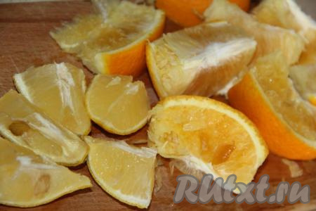 Апельсин и лимон хорошо вымыть. Разрезать цитрусовые на кусочки вместе с кожурой.