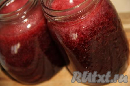 Баночки предварительно вымыть, по желанию, можно простерилизовать (я не стерилизовала).&nbsp;Разлить горячее желе по банкам, закрыть прокипячёнными крышками, укутать в одеяло со всех сторон и оставить до полного остывания. Я не переворачивала банки с желе!