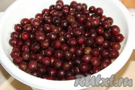 Удалить носик и хвостик у каждой ягодки (я использую для этого ножницы).