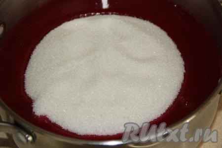 Взвесить ягодное пюре, добавить сахар (количество сахара должно быть равно массе взвешенного пюре из ягод) и перемешать.