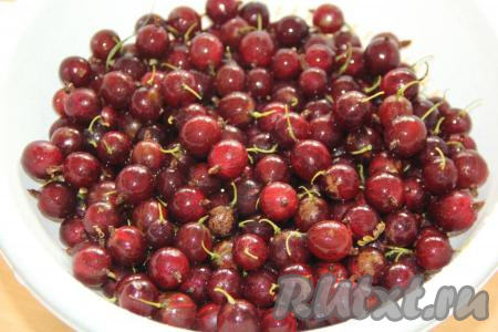 Крыжовник промыть под проточной водой.