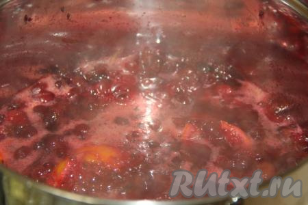 Поместить ягоды крыжовника, лимон и апельсин в кастрюлю с толстым дном, поставить на небольшой огонь. Перемешивая, довести до кипения, ягоды дадут сок. Проварить в течение&nbsp;15 минут на среднем огне, периодически помешивая.