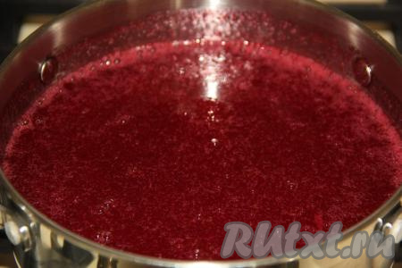 Поставить на средний огонь и довести до кипения.