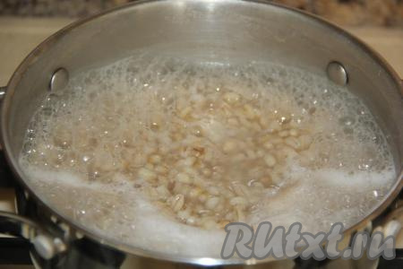 Перловку хорошо промыть и отварить её (я взяла 100 грамм сухой перловки, промыла её водой, выложила в кастрюлю, залила 500 мл холодной воды, поставила на огонь, после закипания, уменьшив огонь, варила 20 минут). 
