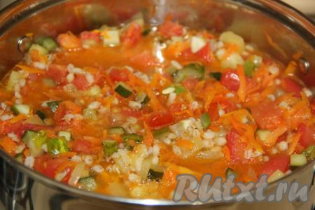 Хорошо перемешать рассольник и довести до кипения. Варить с момента закипания 15 минут на небольшом огне, иногда перемешивая. Я варила, накрыв рассольник с перловкой, крышкой.