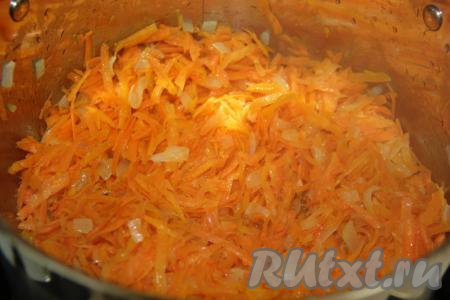 Овощи обжарить, перемешивая время от времени, на среднем огне в течение 5 минут.