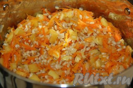 Перемешать и варить под крышкой 5 минут.