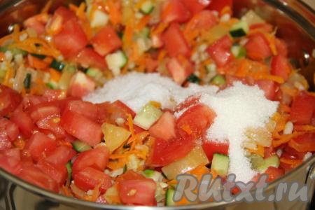 Всыпать соль и сахар, влить уксус.