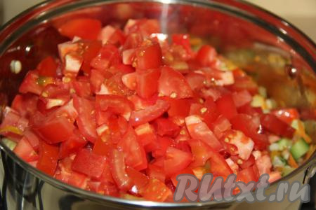 Сразу добавить&nbsp;помидоры.