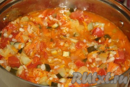 Пока варится заготовка, простерилизовать банки и прокипятить крышки (я кипятила крышки 5 минут с момента закипания воды).