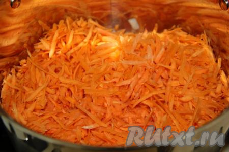 Морковь почистить, натереть на тёрке и выложить в кастрюлю с обжаренным луком, перемешать.
