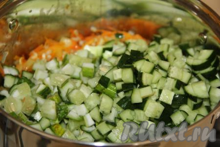 Далее всыпать огурчики нарезанные на кубики.