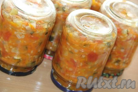 Разложить горячую заправку для&nbsp;рассольника по банкам и закрутить крышками, перевернуть кверху дном, поставив баночки на крышки, хорошо укутать в одеяло, а после полного остывания убрать в прохладное место.