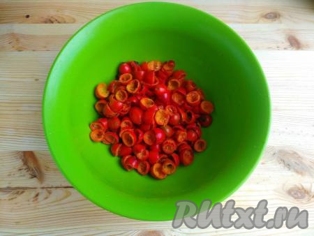 &nbsp;Выложить подготовленные половинки ягод шиповника в миску.