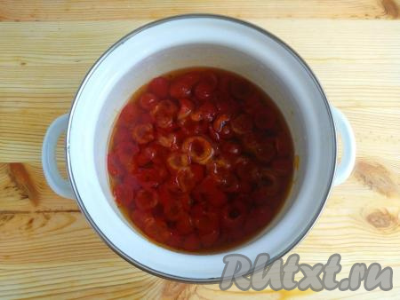 По прошествии времени поставить варенье из шиповника на огонь, дать закипеть, а затем варить 7 минут на минимальном огне, снимая&nbsp;пенку и периодически перемешивая. Отключить огонь, оставить варенье на 12 часов.