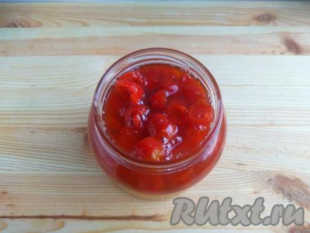 Подготовить банку объёмом 0,5 литра и крышку. Банку простерилизовать, крышку ошпарить кипятком. Перед закладкой в банку прокипятить варенье одну-две минуты и сразу же горячим переложить в подготовленную банку, герметично закрыть крышкой. Перевернуть банку, поставив на крышку, укутать в плед, оставить до остывания.