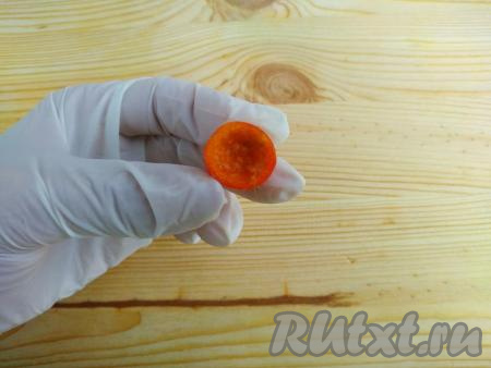 Обратной стороной чайной ложки или острым ножом удалить косточки и волоски из ягод. Я процедуру по очистке ягод делала в перчатках и вам советую!