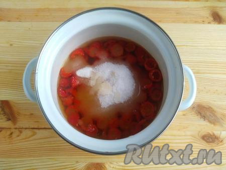 По прошествии 10 минут всыпать сахар, перемешать, снять с огня и оставить массу до остывания.