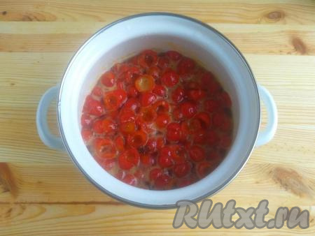 Затем поставить варенье из шиповника на огонь, после закипания снять с огня и оставить при комнатной температуре на 12 часов.