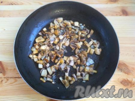 Обжарить лук с шампиньонами на растительном масле на среднем огне, помешивая, до зарумянивания, по желанию, можно добавить прованские травы и сушёный тимьян, перемешать и снять с огня.