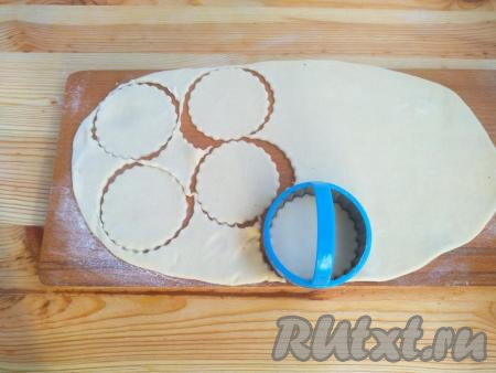 Затем вырезкой (или стаканом) вырезать из теста кружочки.