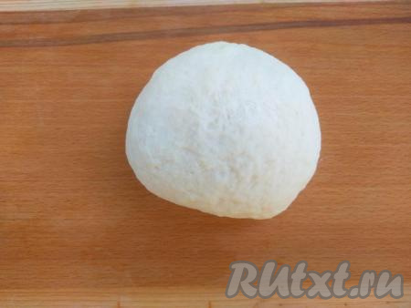 А затем переложить тесто на твёрдую поверхность, вымесить до однородности. Тесто должно быть мягким, как мочка уха, и не липнуть к рукам. Вам может потребоваться чуть больше или чуть меньше муки. Тесто переложить в пищевой пакет, оставить на 10 минут.