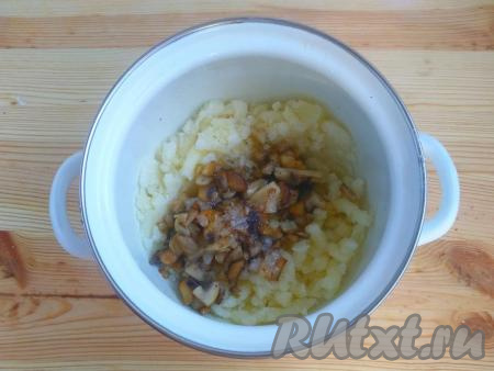 Выложить обжаренные шампиньоны с луком к картофельному пюре, посолить и поперчить по вкусу,&nbsp;перемешать, дать остыть и начинка для вареников готова.