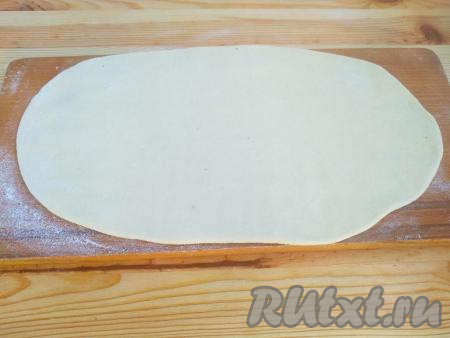 Тесто разделить на 2 части. Каждую часть теста на поверхности, припылённой мукой, раскатать в пласт толщиной около 2 мм.