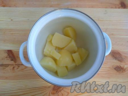 Теперь займёмся приготовлением начинки для вареников, для этого картофель нужно очистить от кожуры и разрезать на 4 части, а затем отварить в подсоленной воде до мягкости (на это потребуется 15-20 минут). Воду слить и растереть картошку с помощью толкушки в пюре.