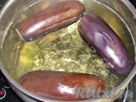 В кастрюлю наливаем воду, кладём соль (на 3 литра воды 1 столовая ложка соли) и доводим до кипения. В кипящую воду кладём баклажаны и бланшируем (варим) их, примерно, 5 минут на среднем огне. Затем перекладываем баклажаны в дуршлаг и оставляем минут на 5 (пока не стечёт вода).