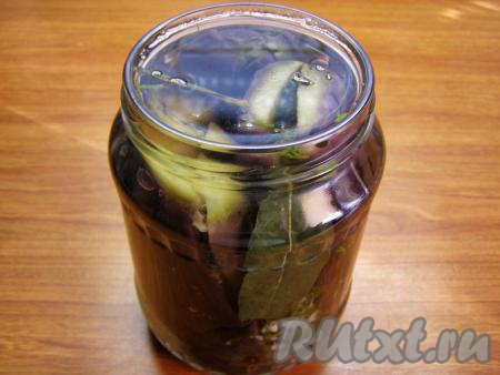 Заливаем баклажаны в банке кипящим маринадом вместе с приправами. Сразу закрываем прокипячённой крышкой и ставим вверх дном. Оставляем в таком виде остывать.