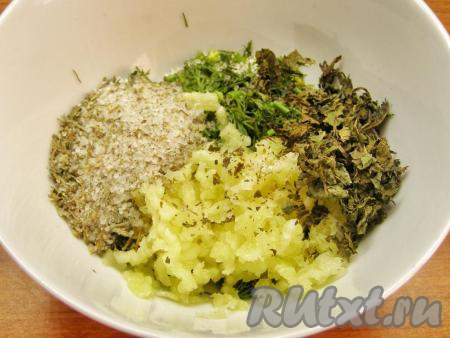 Перекладываем укроп в тарелку, добавляем сушёную (или свежую измельчённую) мяту, измельчённый чеснок и адыгейскую соль. Если у вас нет адыгейской соли, её можно заменить на обычную соль крупного помола или на морскую соль, добавив в неё (по желанию) приправы, например, сушёную петрушку, кориандр, чабер, базилик и чёрный молотый перец. Хорошо перемешиваем смесь зелени и чеснока.