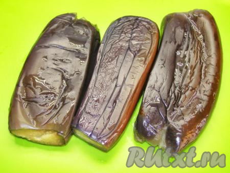 Когда с баклажанов стечёт вода, снимаем с них пресс, по желанию, можно сполоснуть их тёплой кипячёной водой.