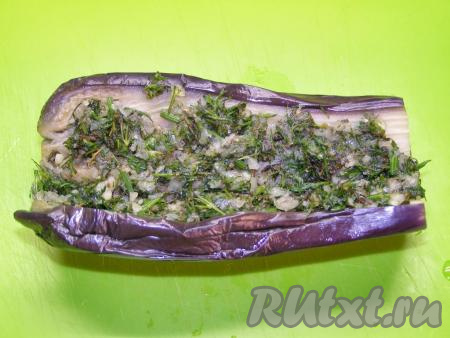 В разрез каждого баклажана кладём подготовленную смесь зелени и чеснока, равномерно распределяя эту начинку по всей длине. В таком виде уже можно кушать баклажаны по-грузински. Но мы будем их закрывать на зиму в маринованном виде, поэтому займёмся приготовлением маринада.