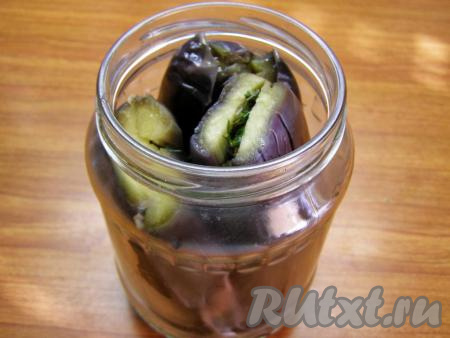 Баклажаны кладём в заранее простерилизованную банку (у меня банка ёмкостью 720 мл).