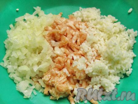 Соединяем в миске мясной фарш, остывший рис и измельчённый лук, добавляем соль и перемешиваем начинку для фарширования помидоров. По желанию, можно добавить в начинку молотый чёрный перец.