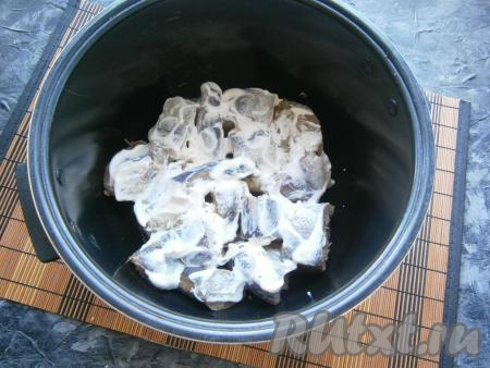 Смазать сверху кусочки рыбы сметаной.