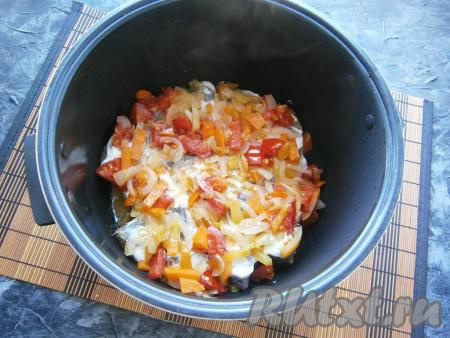 Все овощи выложить поверх кусочков хека.