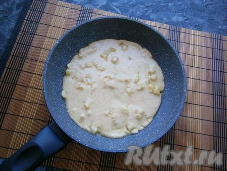 Прогреть яблоки с сахаром и маслом на среднем огне до тех пор, пока сахар не растворится, а масло не расплавится (2-3 минуты). Залить яблоки овсяным тестом, распределив его по всей сковороде.