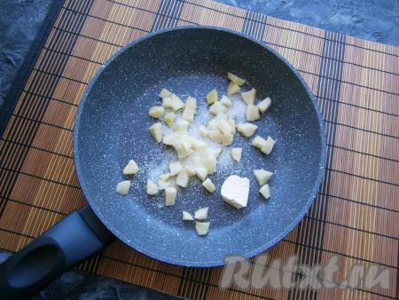 В сковороду выложить кусочек сливочного масла, добавить очищенное от кожуры и семян, нарезанное небольшими кубиками яблоко, всыпать сахар и ванильный сахар.