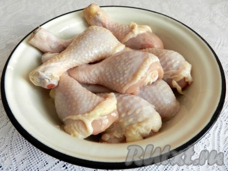 Куриные голени вымыть и обсушить бумажными полотенцами.